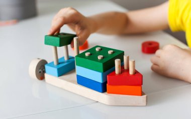 Çocuklar için eğitici mantık oyuncakları. Çocuk gelişimi için Montessori Oyunları. Çocuklar tahta oyuncak..