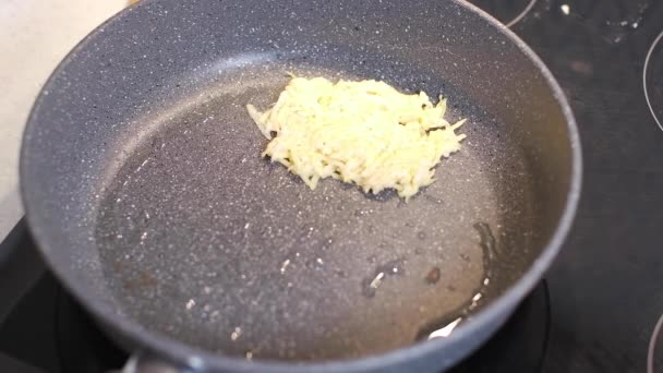 Faire cuire les crêpes de pommes de terre dans une poêle. Recette vidéo. — Video
