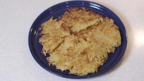 Fried potato pancakes are put on a plate. Video recipe. — Stock Video