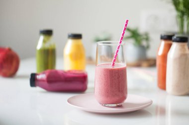 Meyve ve sebze suyuyla plastik şişeler. Detoks programı konsepti, smoothie....