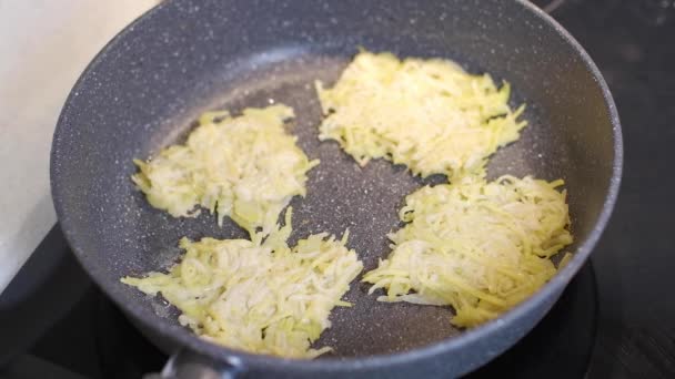 The process of frying potato pancakes in a frying pan. Video recipe. — Stock Video