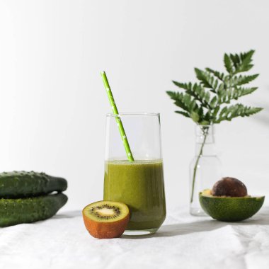 Hafif arka planda kivi, salatalık ve avokado ile yeşil meyve suyu. Sağlıklı beslenme kavramı. 