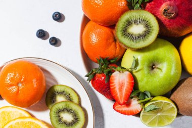 Flatlay taze ve olgunlaşmış meyve ve meyveleri bir tabakta sunar. Sağlıklı beslenme kavramı.
