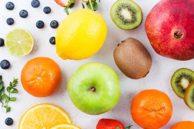 Flatlay taze ve olgun meyve ve böğürtlen çeşitleri. Sağlıklı beslenme kavramı. 