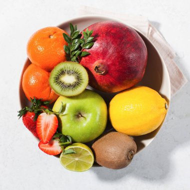 Flatlay taze ve olgunlaşmış meyve ve meyveleri bir tabakta sunar. Sağlıklı beslenme kavramı.