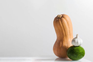 Beyaz arka planda taze sebzeler. Balkabağı, avokado, sarımsak. Boşluğu kopyala.