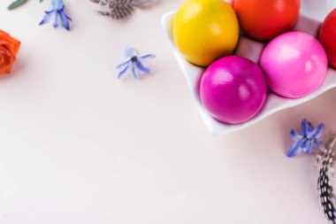  Pembe arka planda renkli Paskalya yumurtaları. Parlak Paskalya konsepti. Boşluğu kopyala.