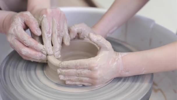 陶工大师教孩子用粘土在陶瓷轮上工作. — 图库视频影像