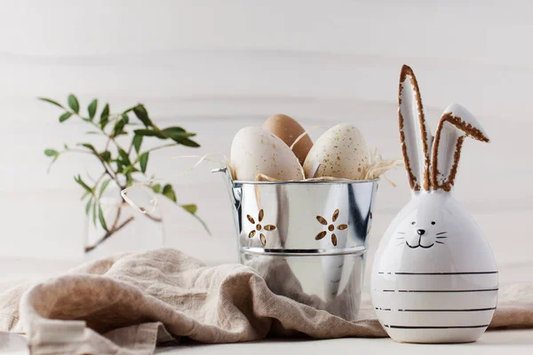 Conejo de Pascua y huevos de Pascua en un cubo. El concepto de Pascua. — Foto de Stock