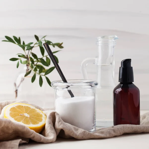 Soda, limon, sirke gibi çevre dostu doğal temizlik ürünleri. Sıfır israfı kavramı.