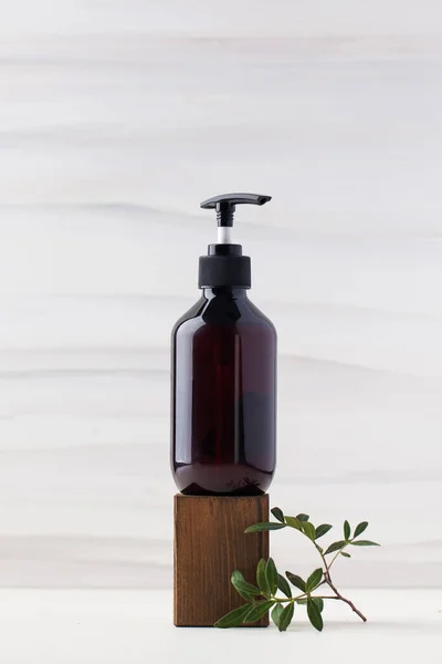 Botol coklat dengan produk kosmetik organik alami di blok kayu. Konsep perawatan kulit limbah alami nol — Stok Foto