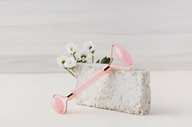 Pembe yeşim taşı. Evde yüz bakımı, alternatif tıp. Boşluğu kopyala.