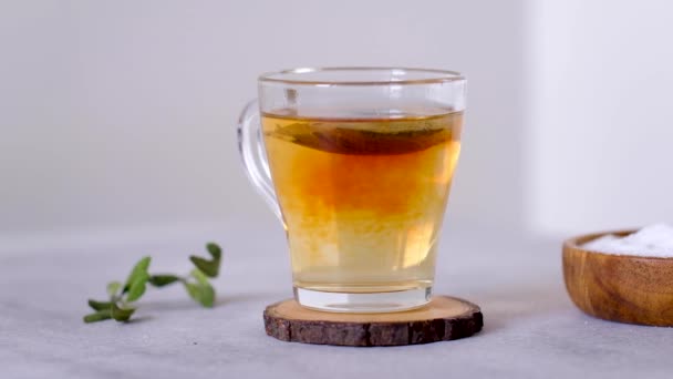 Herbata jest zaparzana w przezroczystym kubku. Śniadanie. — Wideo stockowe