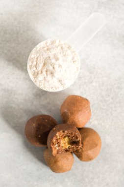 Açık gri masada sağlıklı enerji ham protein topları. Fitness tatlıları, atıştırmalıklar..