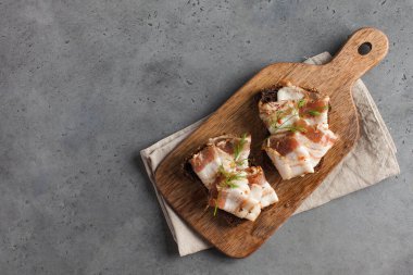 Ukrayna domuzu, domuz yağı, ahşap bir tahtanın üzerine taze kesilmiş otlar serpiştirilmiş. Boşluğu kopyala.