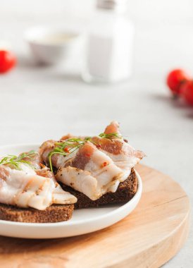 Tuzlu domuz pastırması ya da domuz yağı ile iki ekmek dilimi, Ukrayna borşuna geleneksel atıştırmalıklar.