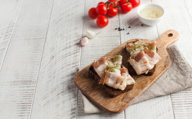 Ukrayna domuzu, domuz yağı, ahşap bir tahtanın üzerine taze kesilmiş otlar serpiştirilmiş. Boşluğu kopyala.