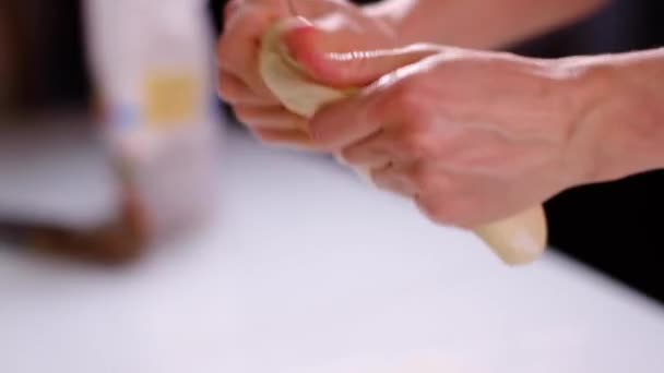 Bagarna knådar degen. Video recept för att göra pizza deg. — Stockvideo