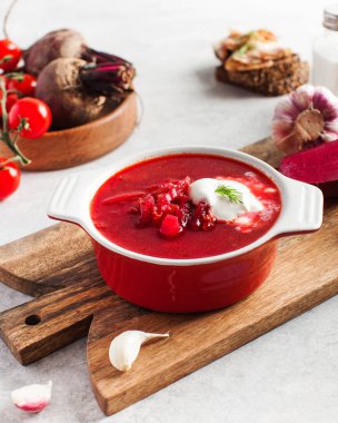 Lezzetli kırmızı borş, sarımsak, domates ve pancar mutfak masasında..