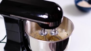 Gezegen karıştırıcısı pizza hamurunu yoğuruyor. Video tarifi.