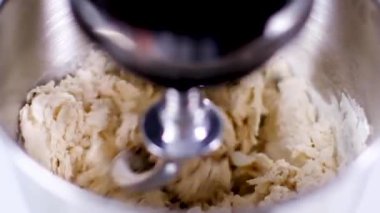 Gezegen karıştırıcısı pizza hamurunu yoğuruyor. Video tarifi.