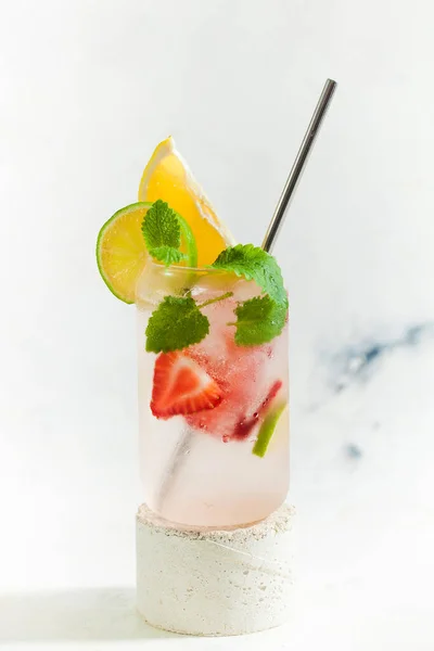 Освежающий летний напиток с клубникой, лаймом и мятой в стакане. Ледяной летний лимонад. — стоковое фото