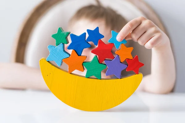 Jouet éducatif en bois pour enfants, une poutre d'équilibre en forme de mois et des étoiles. Jouets Montessori. — Photo