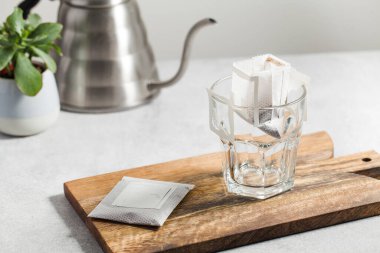 Kahve poşetini fincana boşalt. Evde kahve demleme eğilimleri.