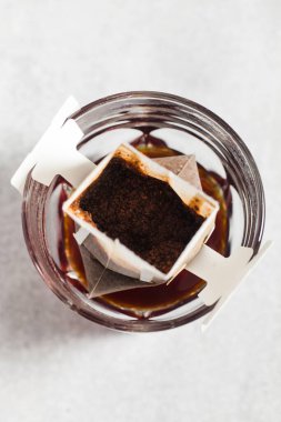 Kahve poşetini fincana boşalt. Evde kahve demleme eğilimleri.