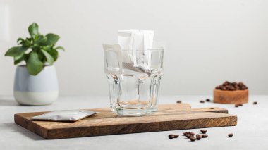 Kahve poşetini fincana boşalt. Evde kahve demleme eğilimleri.