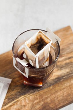 Kahve poşetini fincana boşalt. Evde kahve demleme eğilimleri.