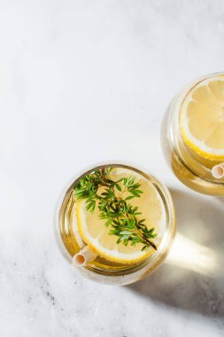 Limon dilimi ve pipetle limonata tazeliyorum. Sert gölgeler. Yaz içkileri. Boşluğu kopyala.