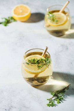 Limon dilimi ve pipetle limonata tazeliyorum. Sert gölgeler. Yaz içkileri. Boşluğu kopyala.