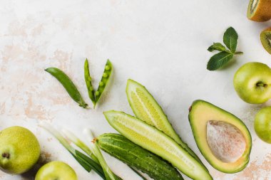 Yeşil taze sebzeler ve meyveler. Vejetaryenlik. Boşluğu kopyala.