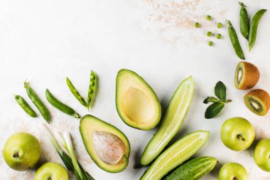 Yeşil taze sebzeler ve meyveler. Vejetaryenlik. Boşluğu kopyala.