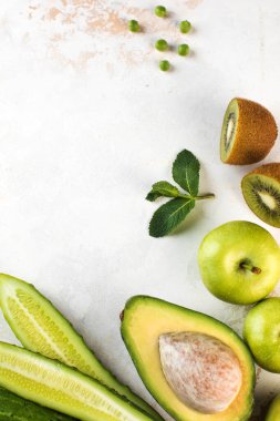 Yeşil taze sebzeler ve meyveler. Vejetaryenlik. Boşluğu kopyala.