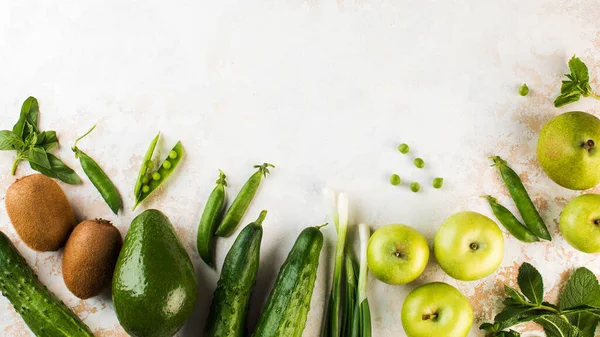 Yeşil taze sebzeler ve meyveler. Vejetaryenlik. Boşluğu kopyala. — Stok fotoğraf
