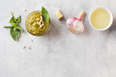 Fesleğen yapraklı, sarımsaklı, zeytinyağlı ev yapımı pesto sosu. Üst Manzara. Boşluğu kopyala.