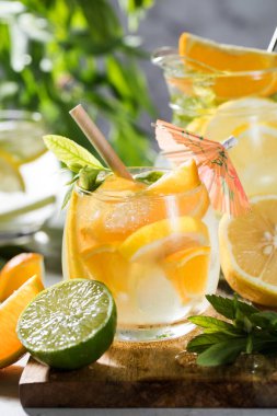 Limonata ve nane şekeriyle taze limonata ve tahta bir tahtanın üzerinde cam sürahi. Yaz içkileri. Boşluğu kopyala.