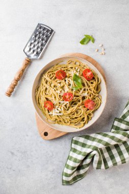 Pesto soslu spagetti makarna ve vişneli domates. Üst görünüm