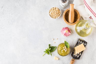 Fesleğen yapraklı, sarımsaklı, zeytinyağlı, çam fıstıklı ev yapımı pesto sosu. Üst Manzara. Boşluğu kopyala.