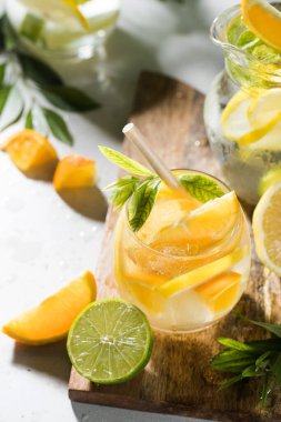 Limonata ve nane şekeriyle taze limonata ve tahta bir tahtanın üzerinde cam sürahi. Yaz içkileri. Boşluğu kopyala.