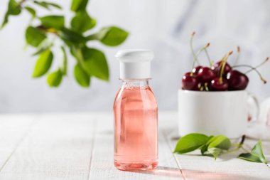 Kiraz aromalı sıvı deterjan kozmetik ürünü. Organik duş jeli, şampuan, sıvı sabun..