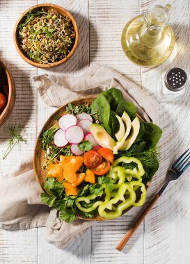Tahta beyaz arka planda sebze salatası, mevsimlik sebze ıspanak ve mikro-yeşillikler.. 