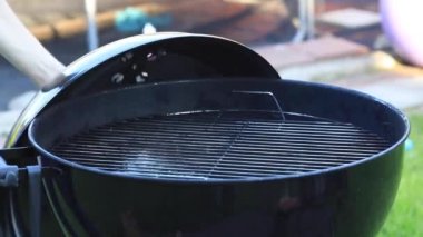 Terbiye edilmiş tavuk budu ızgarada. Barbekü tarifleri.