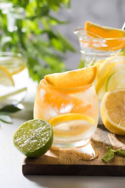 Limonata ve nane şekeriyle taze limonata ve tahta bir tahtanın üzerinde cam sürahi. Yaz içkileri. Boşluğu kopyala.