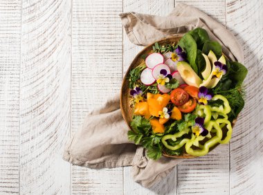 Yenilebilir çiçeklerle süslenmiş sebze yaz salatası. Yaz yemeği, yaz menüsü..