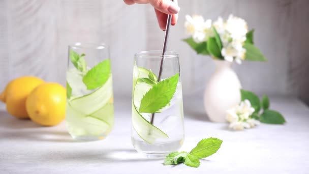 Proses membuat air detox dengan mentimun, mint dan jus lemon. — Stok Video