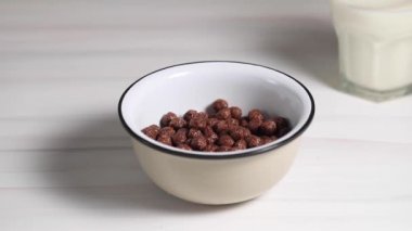 Süt, çikolata yuvarlak taneli bir tabağa dökülür..