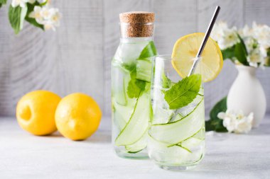 Salatalık, nane ve limon suyu ile detoks suyu. Salatalık suyu..